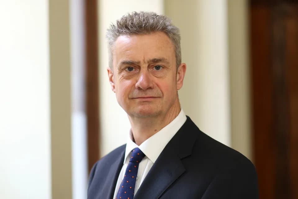 Ambasadori britanik: Ngërçi politik po e lë Kosovën pa zë ndërkombëtar, Kushtetuesja duhet të respektohet