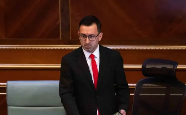 Basha pranon vendimin e Kushtetueses për masën e përkohshme, ua shpërndan deputetëve