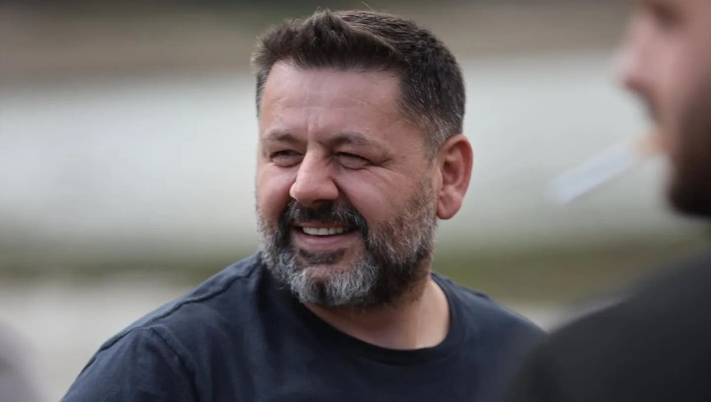 Bekë Berisha fton banorët e lagjes Pejton për takim: Hajde me pi kah një kafe, e me folë për idetë tuaja