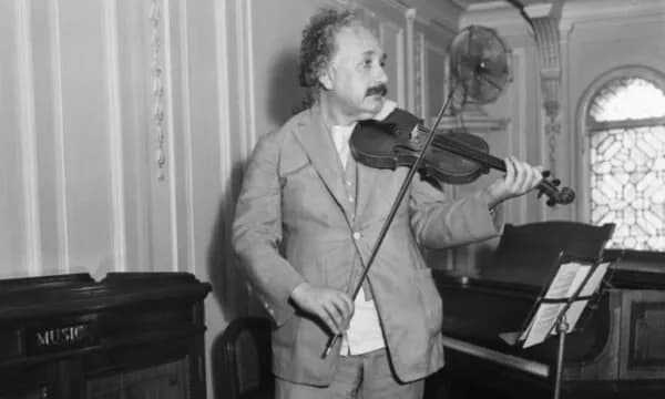Del në ankand violina e Albert Ajnshtajnit e vitit 1894, pritet të shitet deri në 300 mijë paund