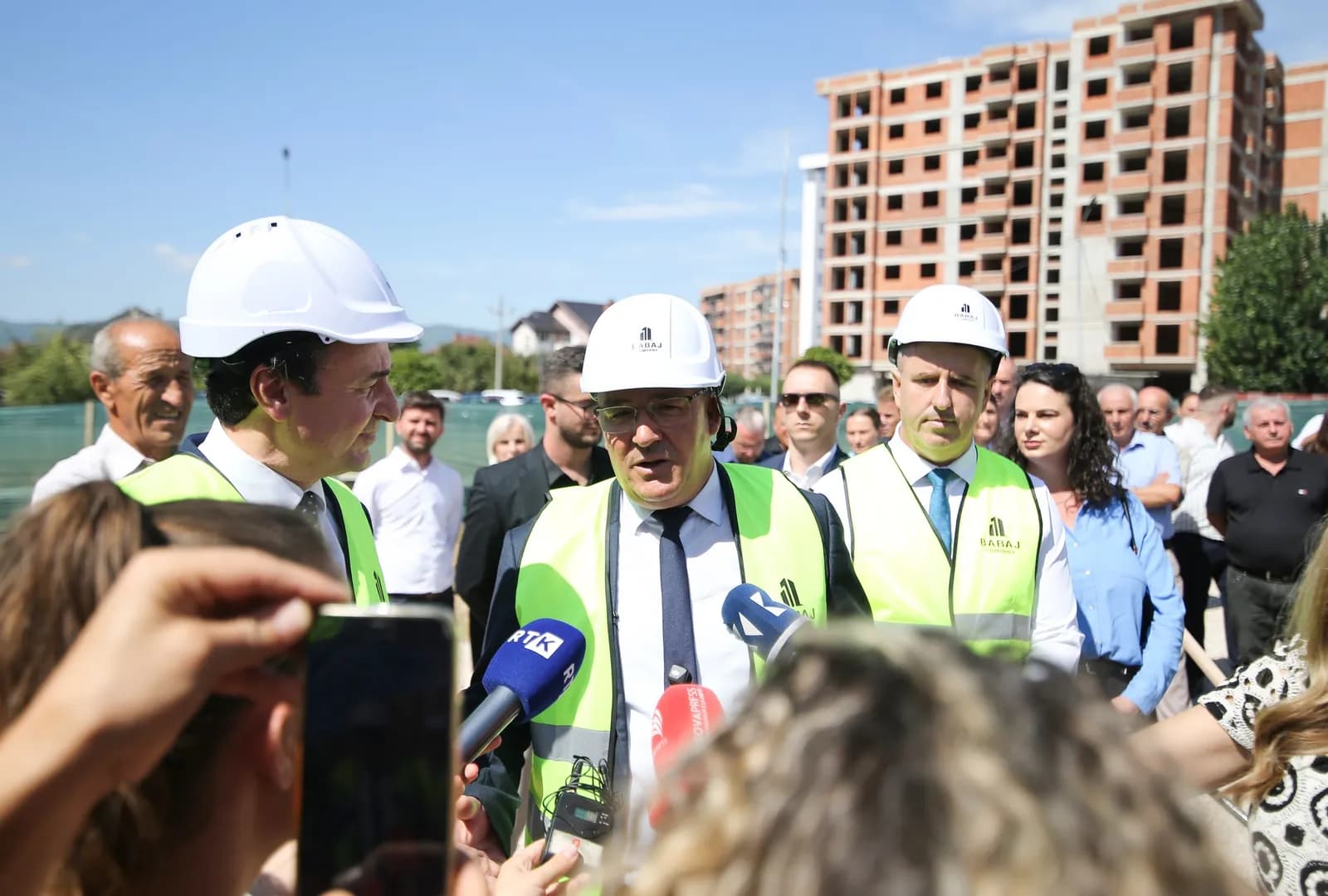 Dy fshatra në Podujevë bëhen me çerdhe, Kurti i jep përkrahje Bulliqit: Do të vazhdojmë me projektet e radhës