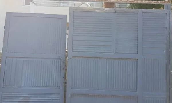 E rëndë në Tiranë: Roja 68-vjeçar humb jetën pasi e zuri porta e objektit ku punonte