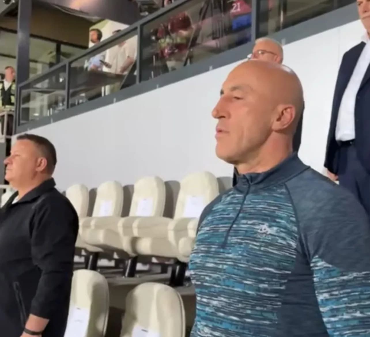 Haradinaj në stadium, përcjell nga afër përballjen Kosovë-Suedi