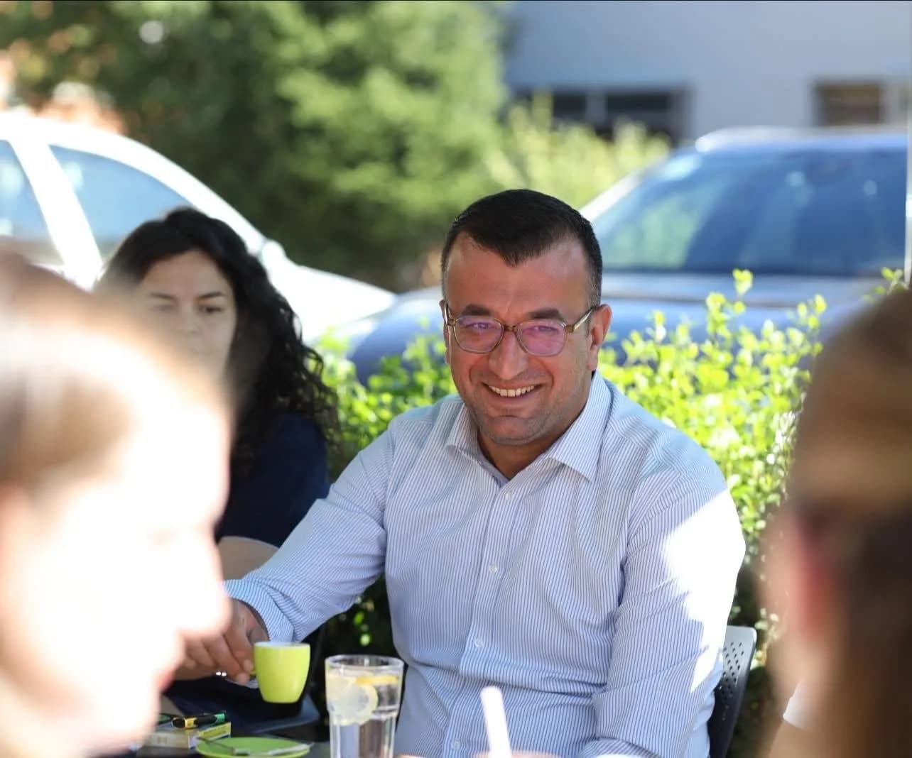 Ilir Ferati: Energji, diell e kafe e mëngjesit me rininë e Istogut