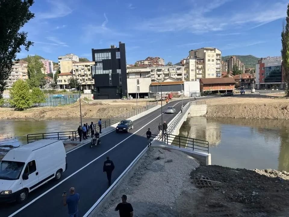 Ja se kur hapet për qarkullim ura për këmbësor mbi lumin Ibër