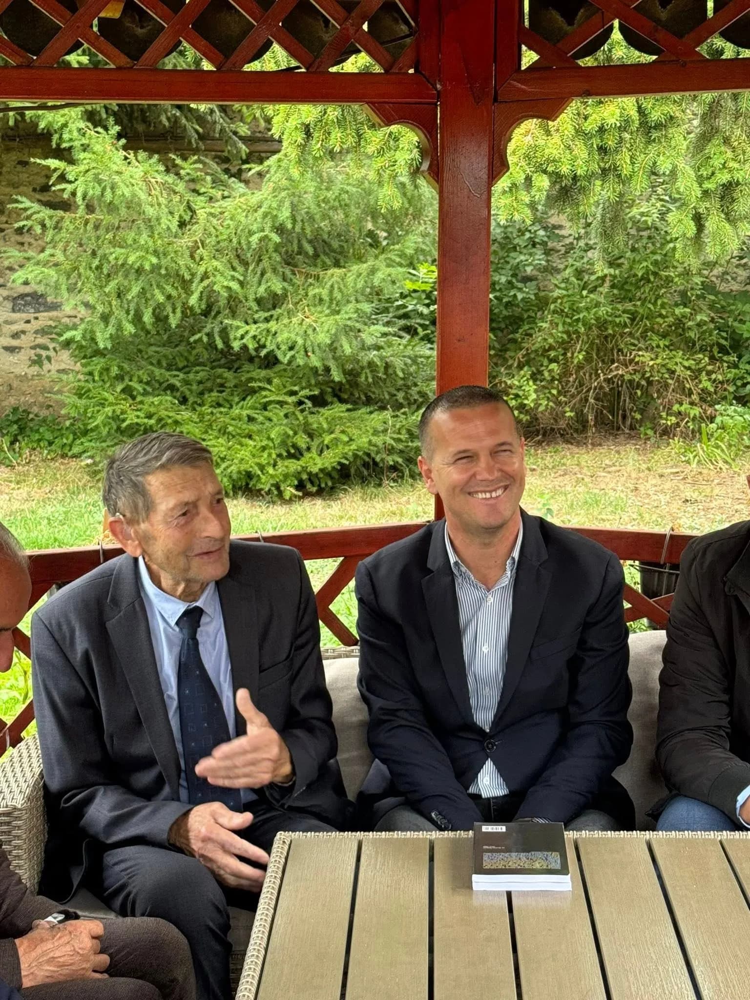 Jeton Mushkolaj nis ditën me vizitë tek Mehmet Bojku: Takimi me kryetarin Bojku ishte si gjithmonë frymëzues, figurë e shquar