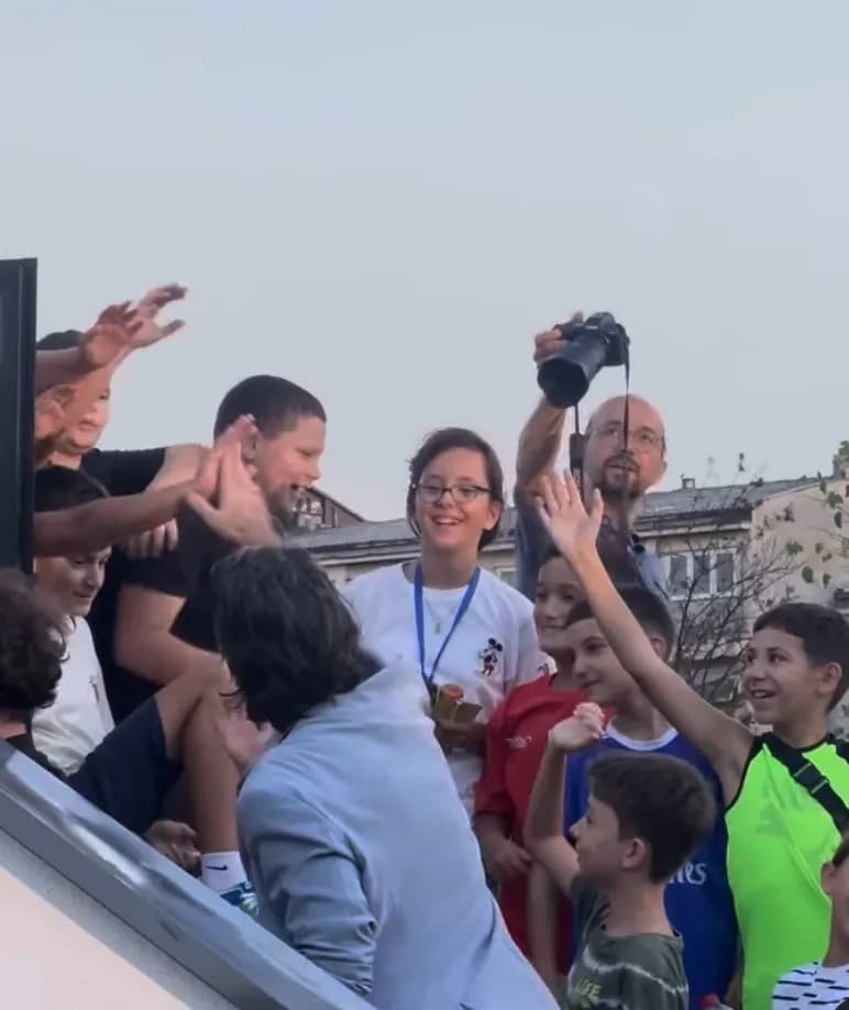 Kryetari i Prishtinës pritet me dashuri nga fëmijët e lagjes “Ulpiana”, Përparim Rama publikon pamjet
