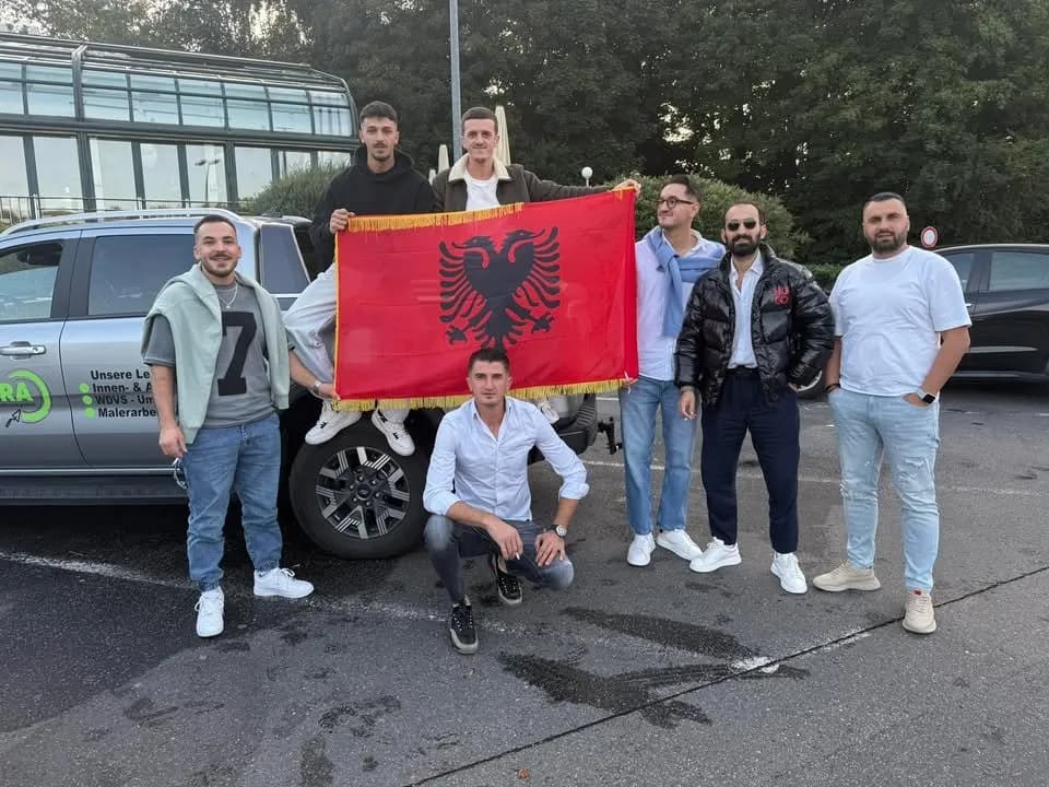 Me flamurin Kuq e Zi, të rinjtë rahovecas nisen nga Dortmundi në Hagë
