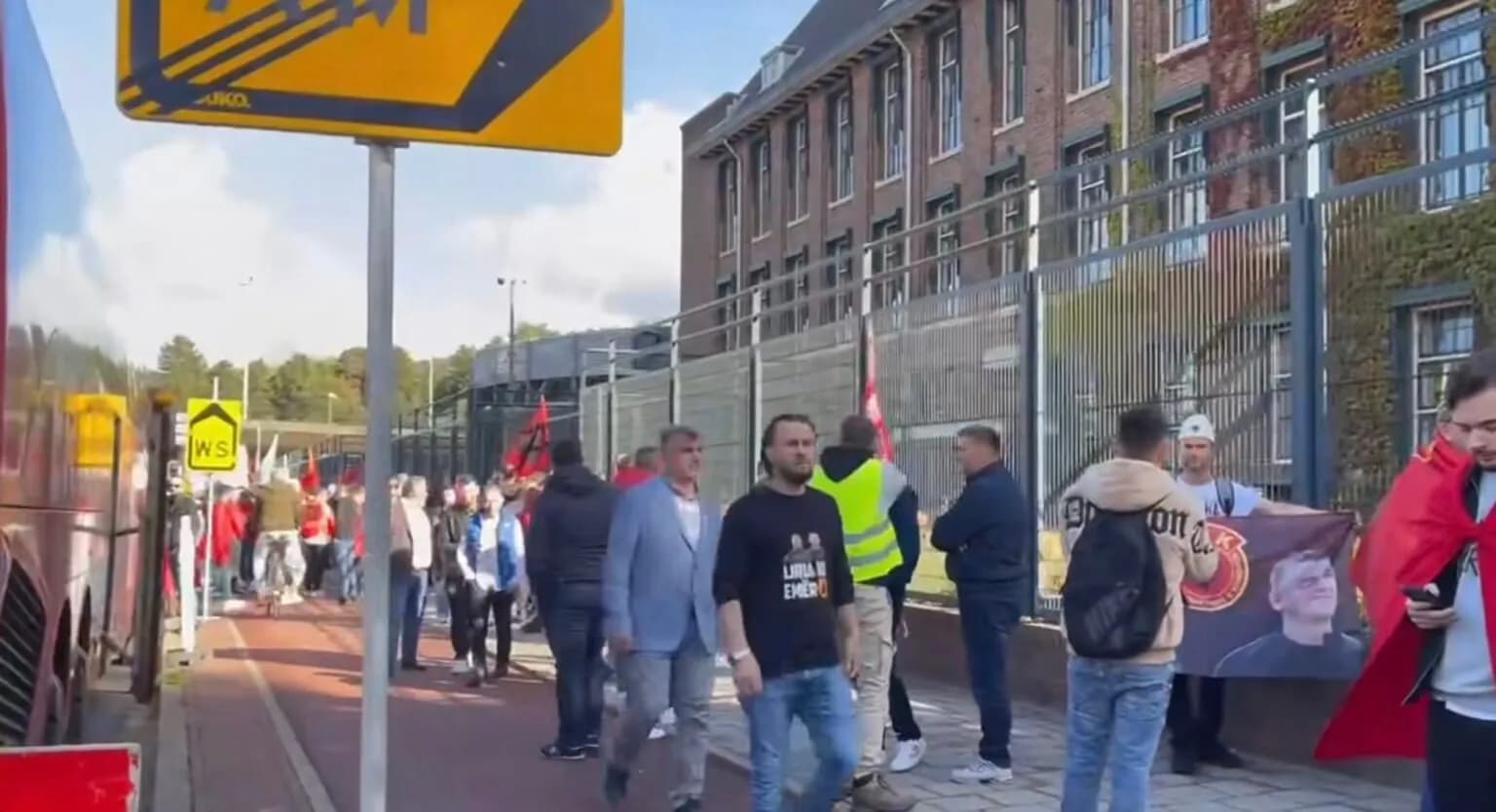 Media holandeze raporton për protestën kundër Gjykatës Speciale në Hagë