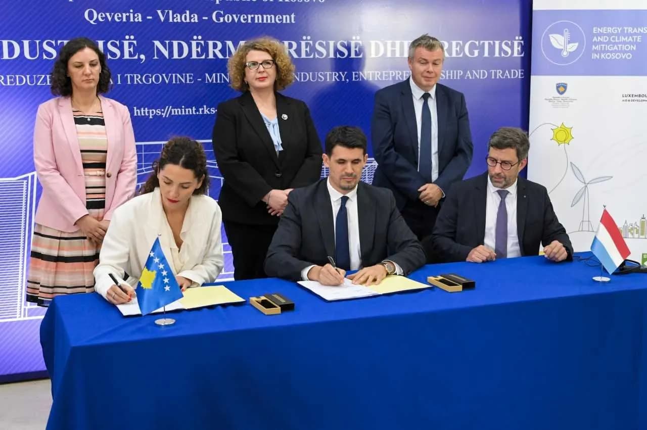 Nënshkruhet marrëveshja mes Ministrisë së Ekonomisë, KIESA dhe LuxDev për skemën e granteve për energji të pastër