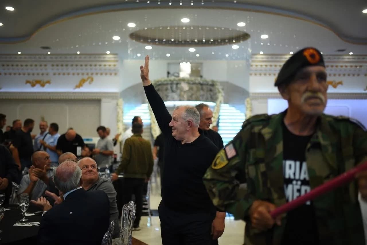 Një jetë kushtuar atdheut, bashkëluftëtarët e surprizojnë Shukri Bujën me pritje madhështore: Jeni frymëzimi im