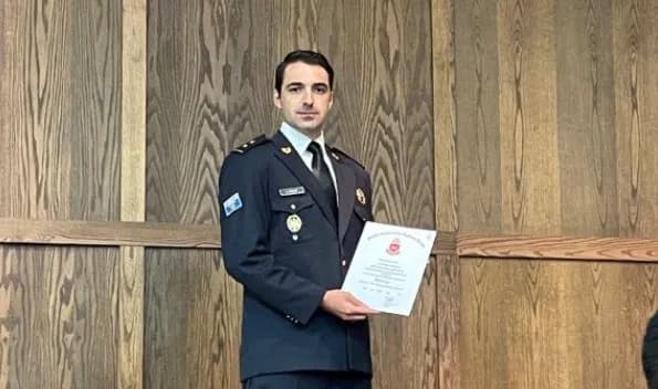 Oficeri i FSK-së diplomon në SHBA, bëhet i pari ndërkombëtar që fitoi çmimin “IMO Ironman Award”