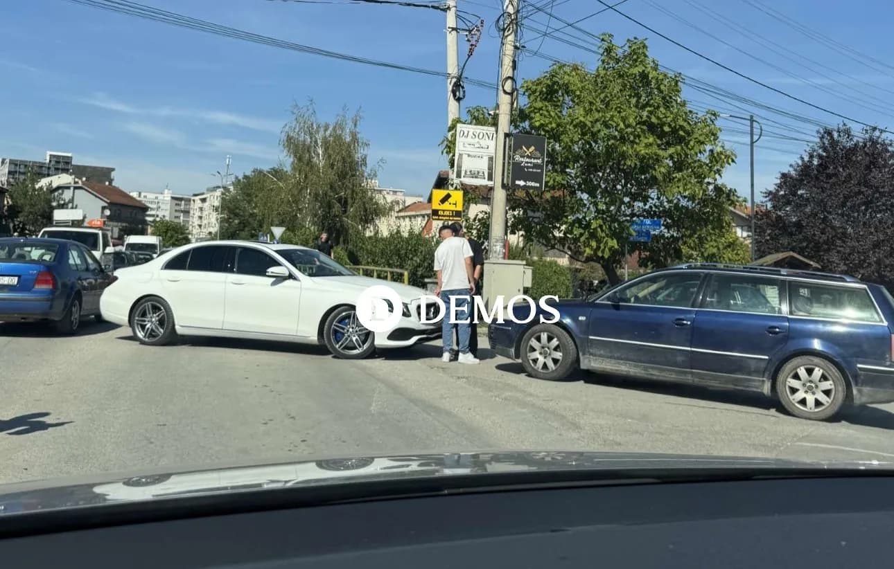Përplasen dy vetura në hyrje të sheshit të Klinës, krijohen kolona të gjata
