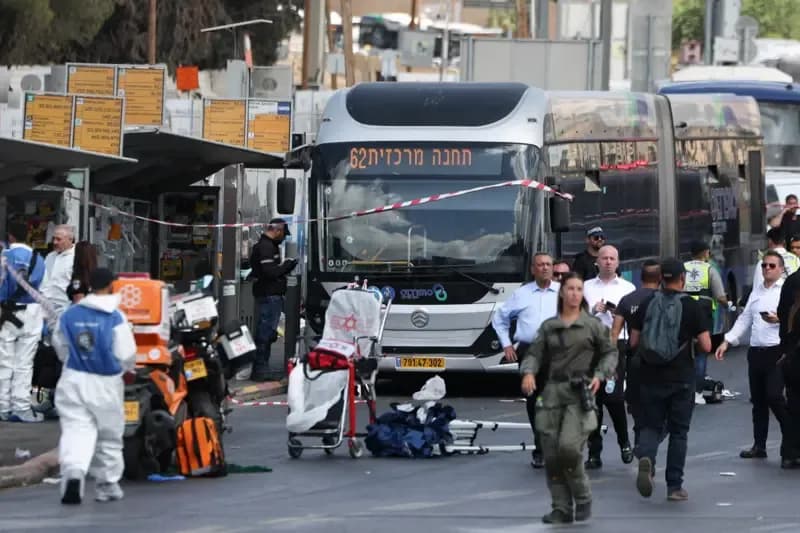 Pesë të vrarë dhe 12 të plagosur në një sulm me armë zjarri në një autobus në Jerusalem