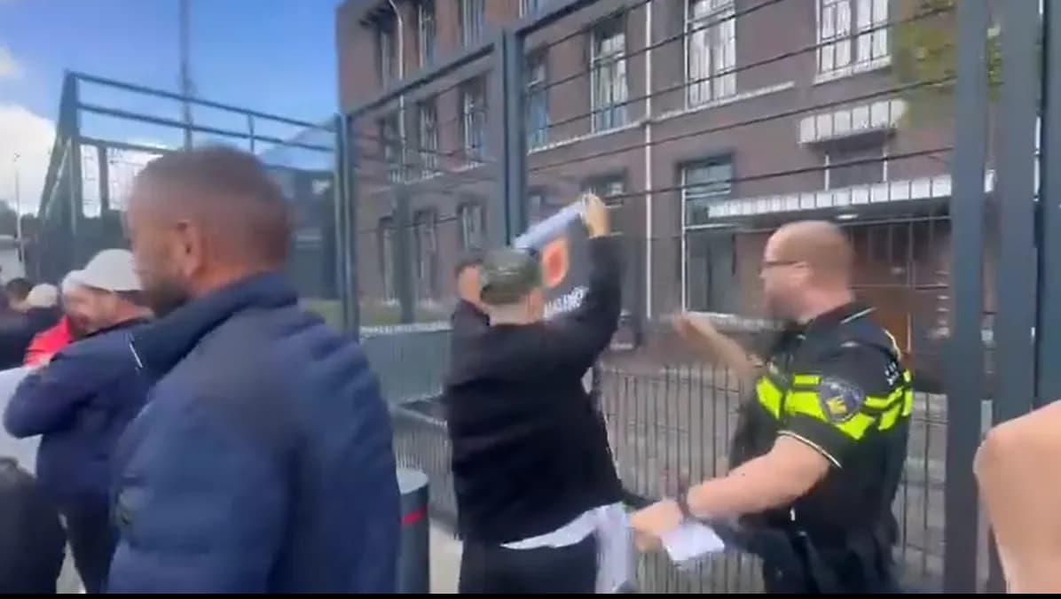 Protestuesit i afrohen objektit të Gjykatës, ndërhyn policia