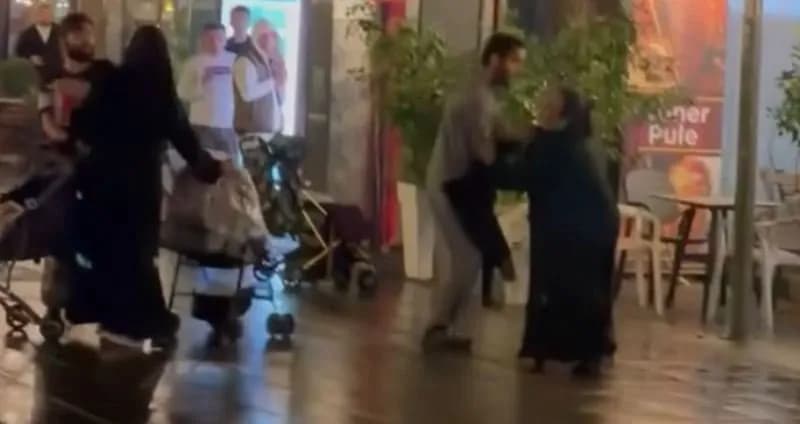 Rrahen mes vete disa gra e burra në mes të sheshit në Mitrovicë, paraqiten si lëmoshkërkues palestinezë