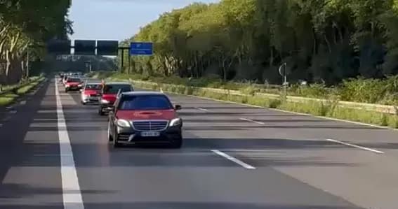 Rrugët drejt Hagës mbushen me vetura dhe flamuj kuq e zi – pamje të mobilizimit të shqiptarëve