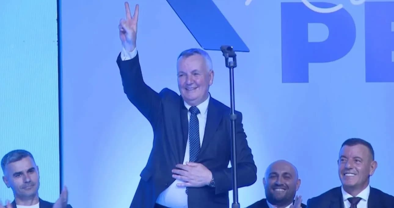 Salla në Prishtinë shpërthen në brohoritje kur përmendet emri i Imri Ahmetit, Abdixhiku: Ti je kampioni ynë