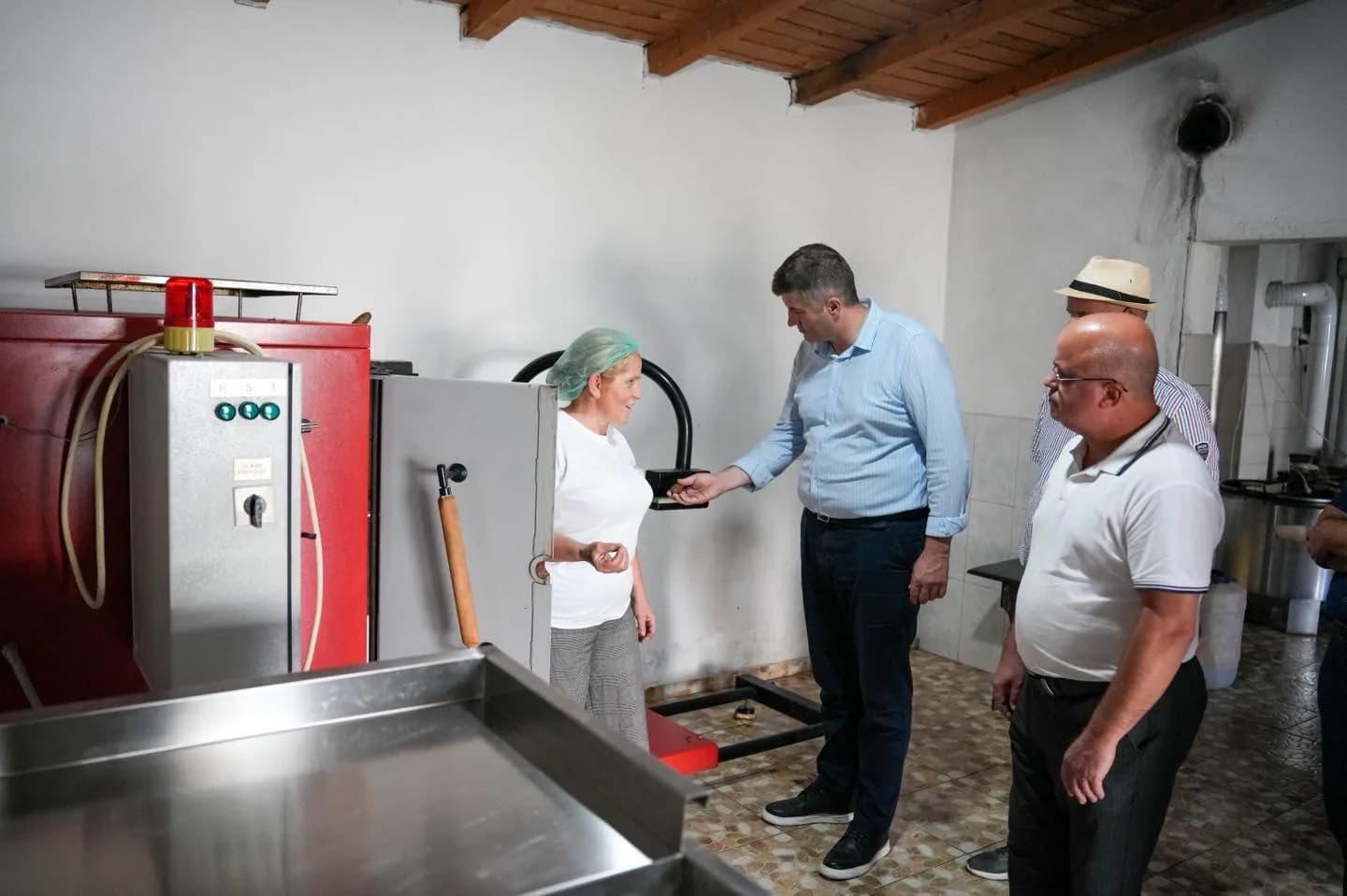 Shala i LDK-së viziton biznesin vendor që udhëhiqet nga një grua: Prodhimi vendor ka potencial të madh dhe meriton vëmendje e përkrahje