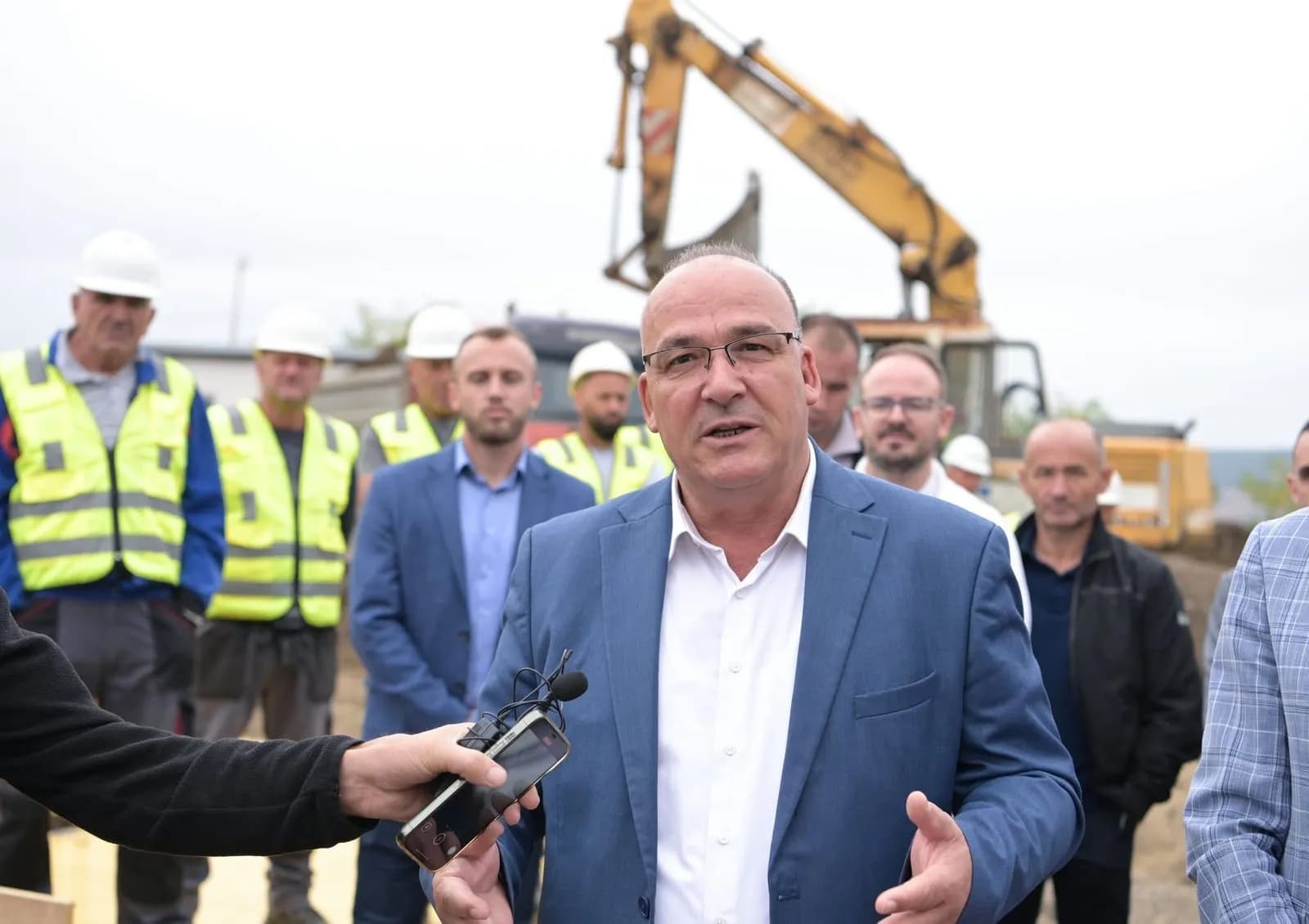 Vendoset gurthemeli i sallës së sporteve në Shkollën “Kongresi i Manastirit” në Gllamnik, Bulliqi: Investim prej 385 mijë eurosh