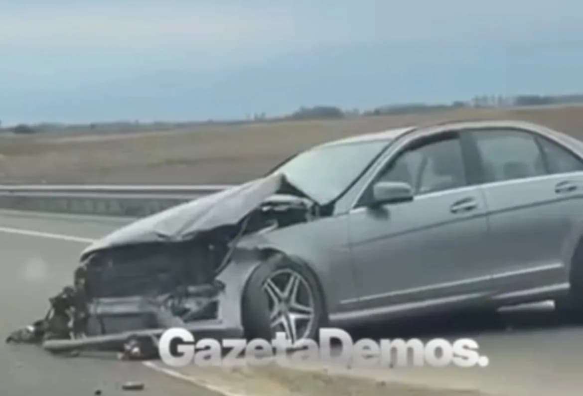 Vetaksident në autostradën ”Ibrahim Rugova”, një veturë bëhet ”llom” – Nuk dihet për të lënduar