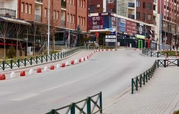 Vidhet një motoçikletë nga parkingu i një banese në Prishtinë