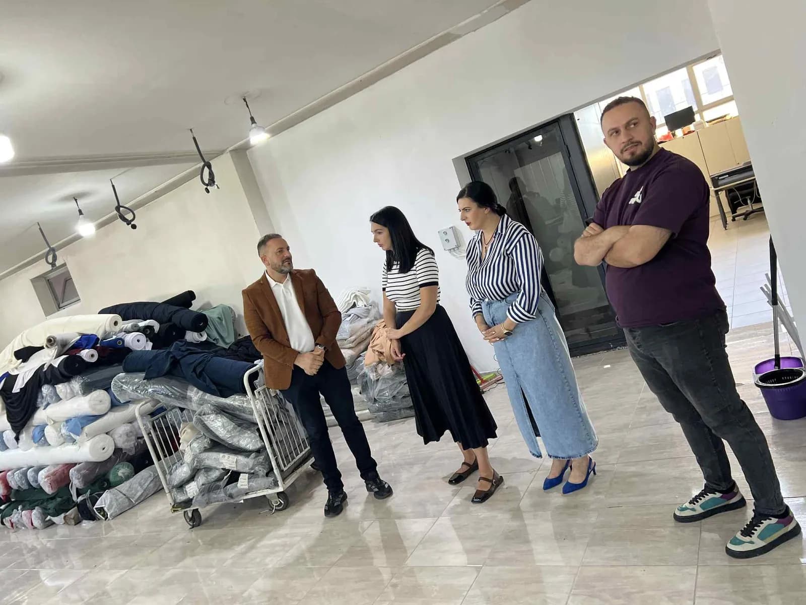 Vokshi Nallbani viziton një biznes në Pejë ku janë të punësuara kryesisht femra: Në qeverisjen time fuqizimi i gruas do të jetë prioritet