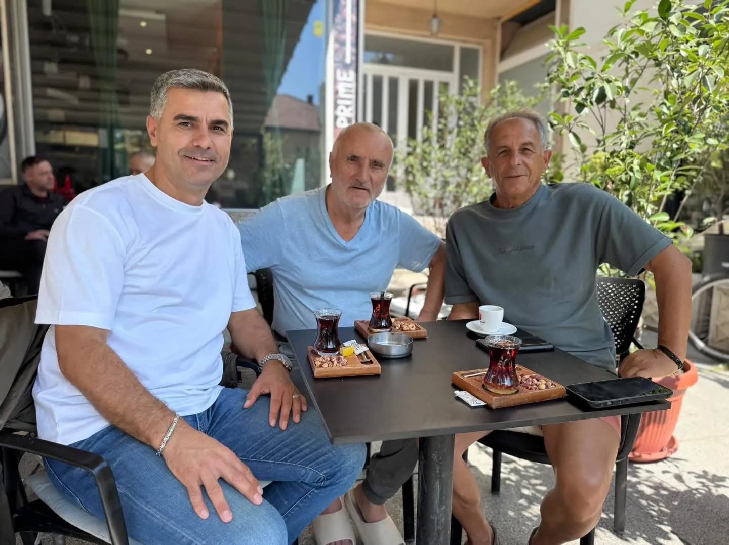 Xhafer Tahiri takohet me krenarinë e Vushtrrisë, Emin Selaci dhe trajnerin Besim Shabanaj: Mbështetje për fitoren e qytetit