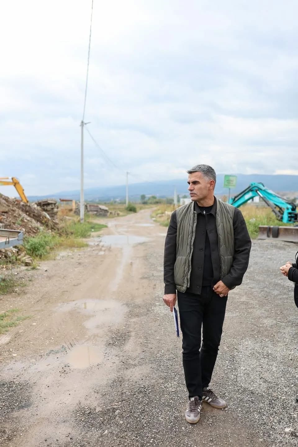 Xhafer Tahiri viziton lagjen “Te Varrezat e Vjetra”, premton përfundimin e rrugës drejt fshatrave të Qyqavicës