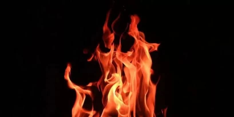 Zjarri del jashtë kontrollit në Novobërdë, derisa gruaja po gatuante