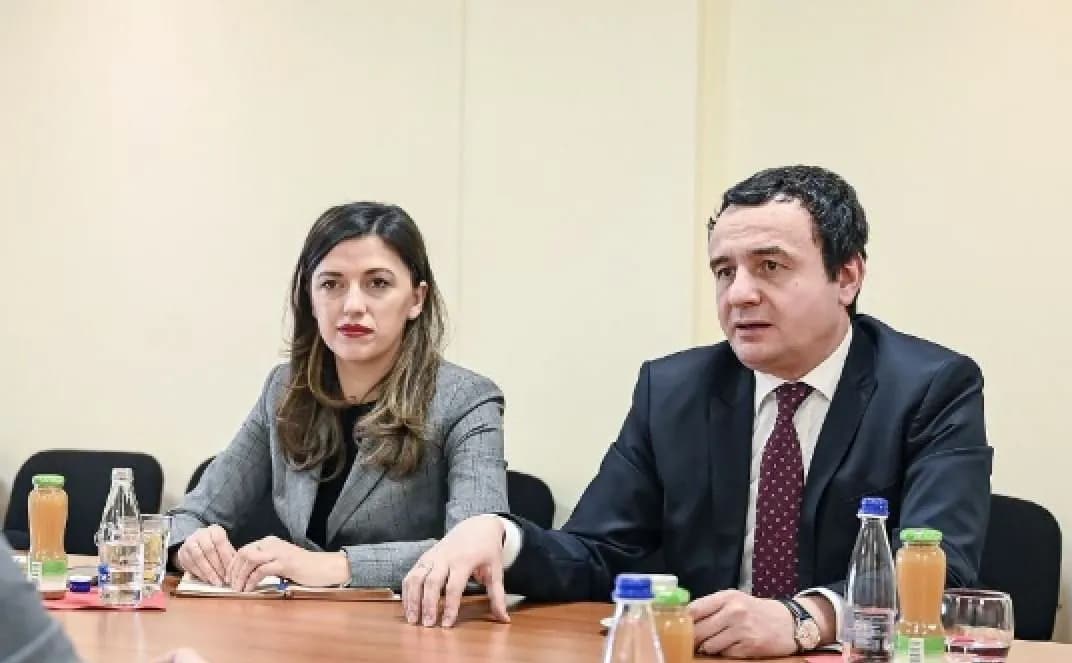 A do t’u kërkoni falje qytetarëve që keni gënjyer se i keni votat për Qeveri – ja si përgjigjet Albulena Haxhiu