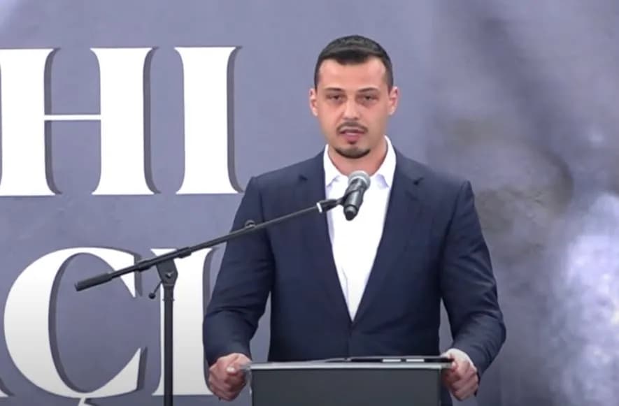 “A jeni gati?”, Endrit Thaçi reagon për protestën në Tiranë