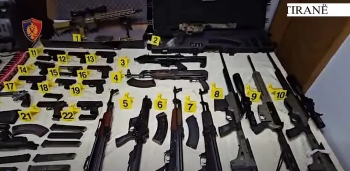 Arrestohet 34 vjeçari në Tiranë, posedonte armë sa për një ushtri (VIDEO)