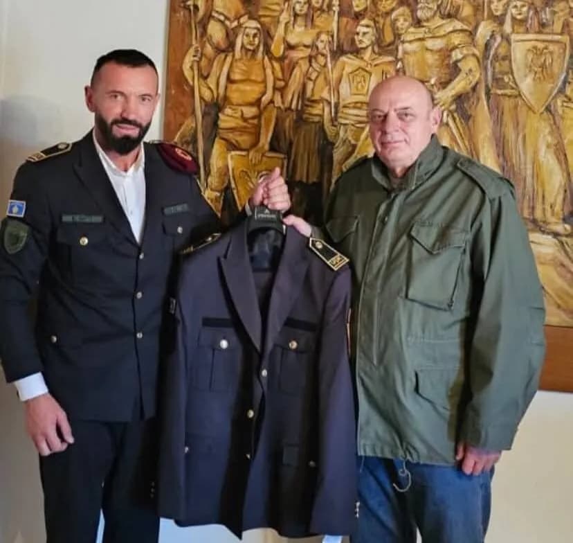 Bekim Shyti dhe disa bashkëluftëtarë të UÇK-së e nderojnë me uniformën e veteranit ish komandantin Agim Çeku, që mbushi 65 vite