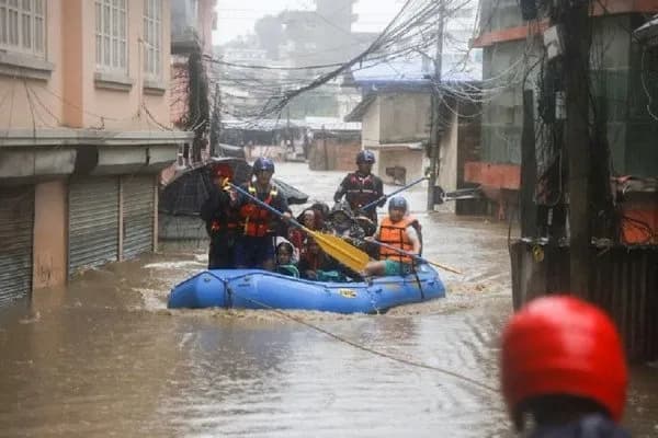 Bilanci i viktimave nga përmbytjet në Nepal rritet në 44