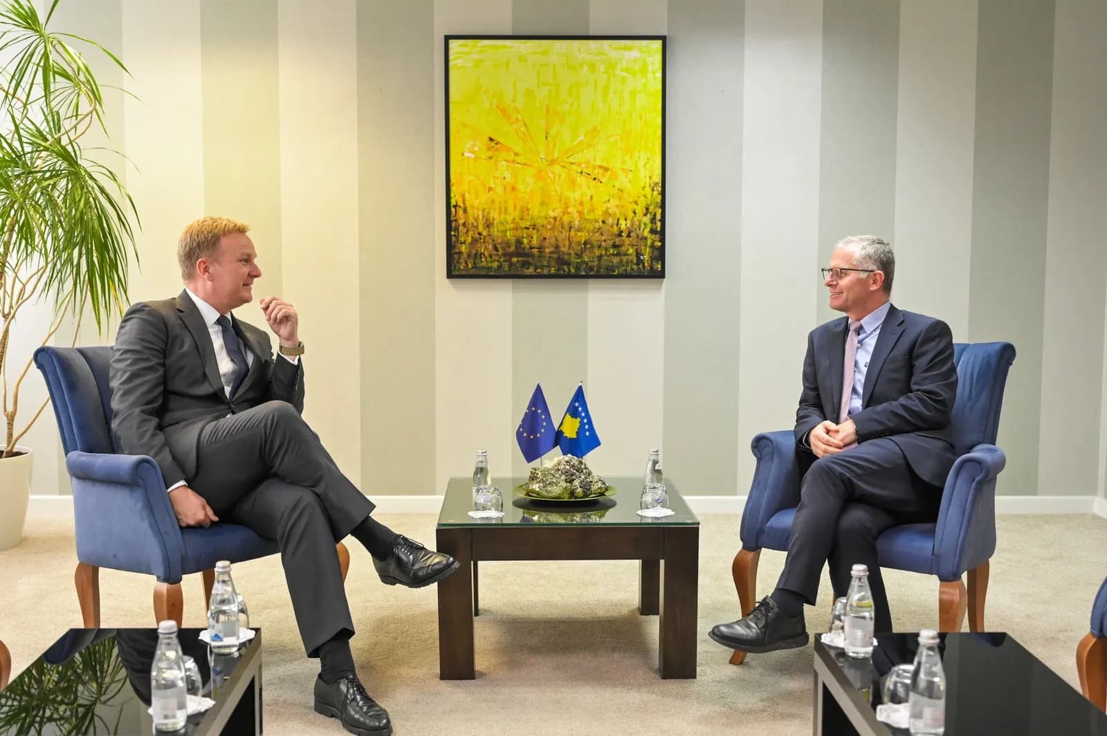 Bislimi takohet me Përfaqësuesin e Posaçëm të BE-së për dialogun Kosovë-Serbi, temë diskutimi marrëveshja bazë