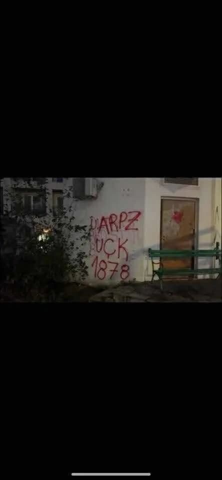 Dalin pamjet e grafiteve të cilat dyshohet se i shkruan tifozët prizrenas në Mal të Zi