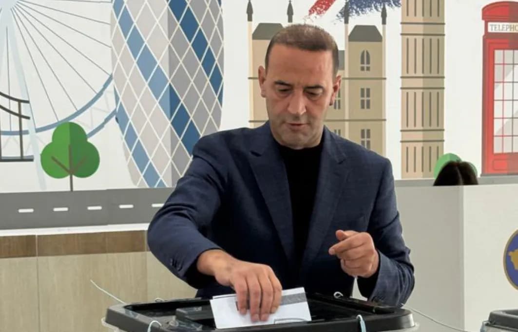 Daut Haradinaj voton në Graçanicë: Ndjenjë e veçantë ta votoj një kandidat shqiptar për kryetar në këtë komunë