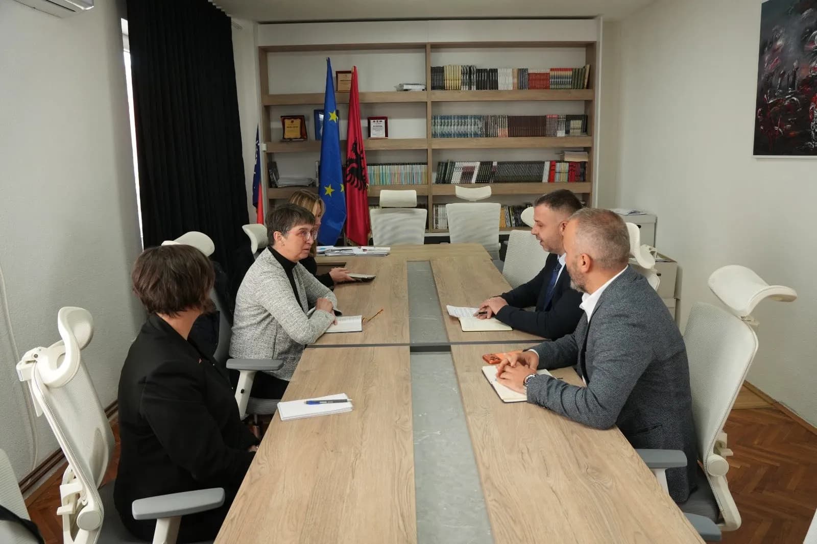 Diplomatja gjermane zbarkon në Luginë, diskuton për gjendjen e shqiptarëve