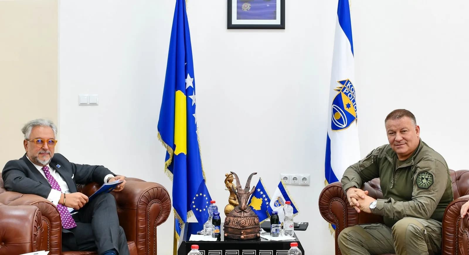 Drejtori Hoxha takohet me shefin e misionit të EULEX-it Barbano