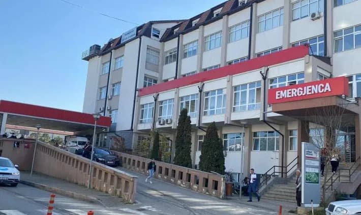 Flasin nga QKUK: Kjo është gjendjen shëndetësore e punëtorit që ra nga kati i gjashtë i një ndërtese në Gjilan
