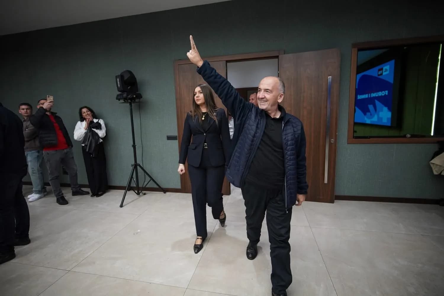 Gazmend Muhaxheri zhvillon takim me rininë e qytetit: Ju e mbani gjallë Pejën