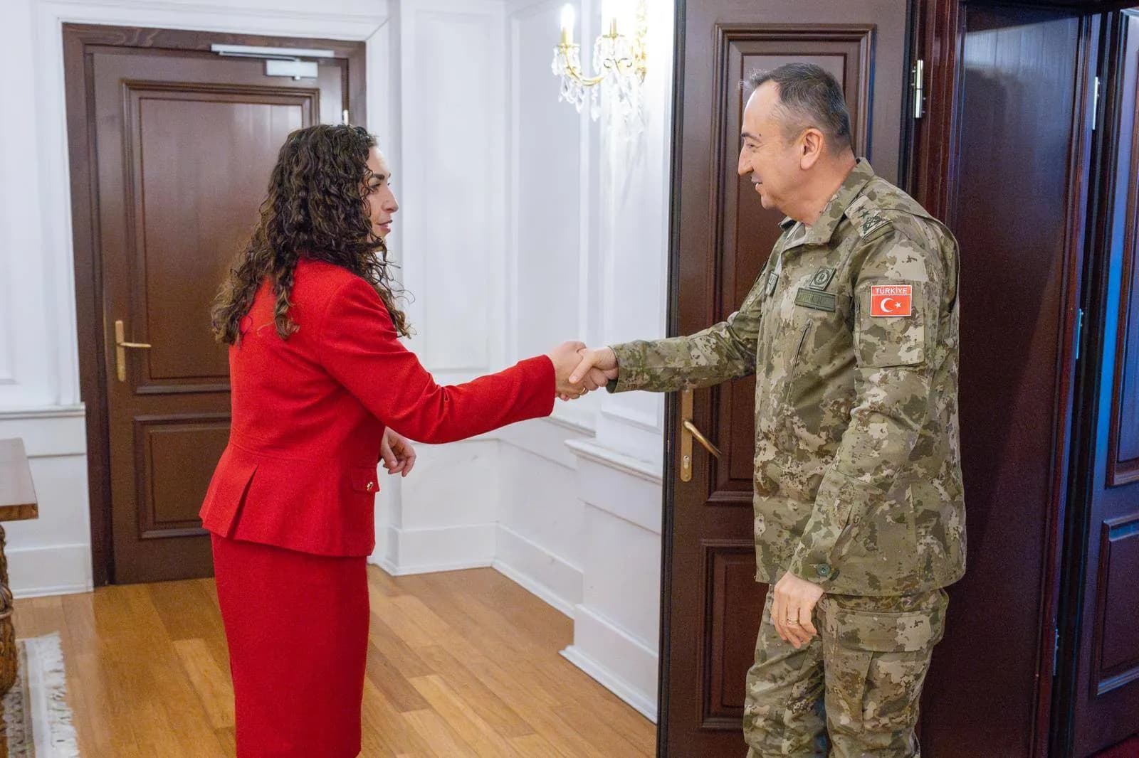 KFOR njofton për takimet e Ulutas me Osmanin dhe Kurtin: U diskutua bashkëpunimi dhe koordinimi
