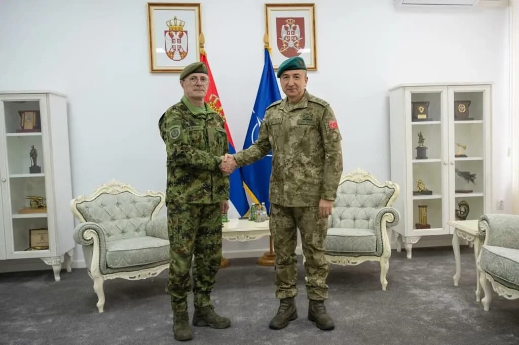 Komandanti i KFOR-it takon shefin e ushtrisë serbe, diskutojnë për “sigurinë e qëndrueshme” në Kosovë