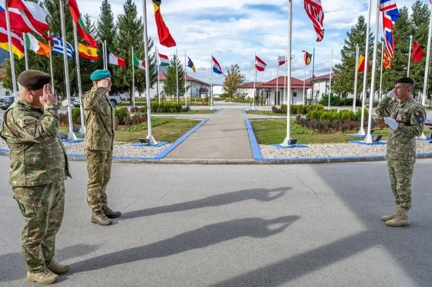 Komandanti i KFOR-it viziton selinë e EUFOR-it në Sarajevë, diskutohet bashkëpunimi për sigurinë në Kosovë