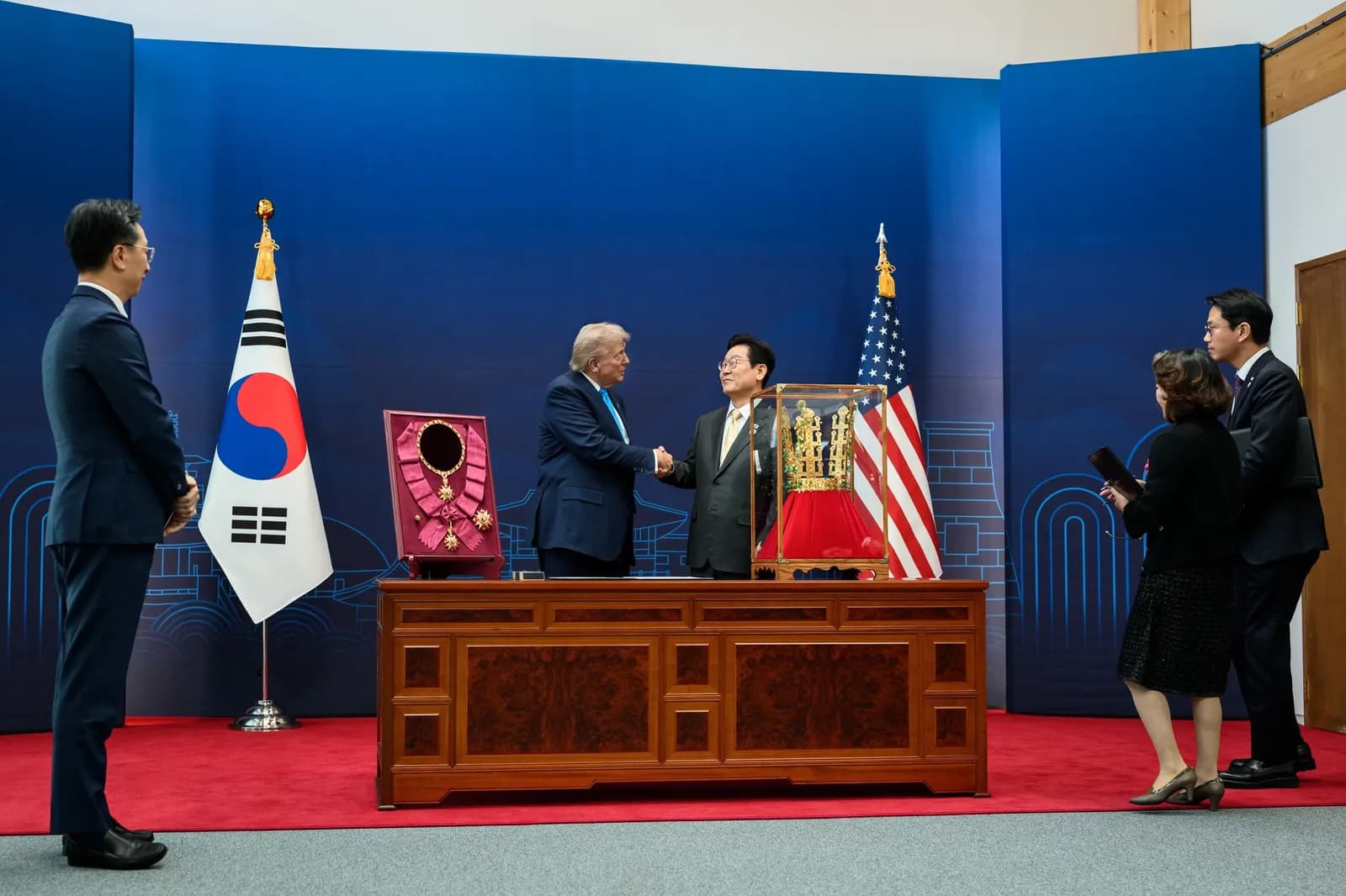 Koreja e Jugut nderon Donald Trumpin me “Urdhrin e Madh të Mugunghwa” dhe një kurorë ari