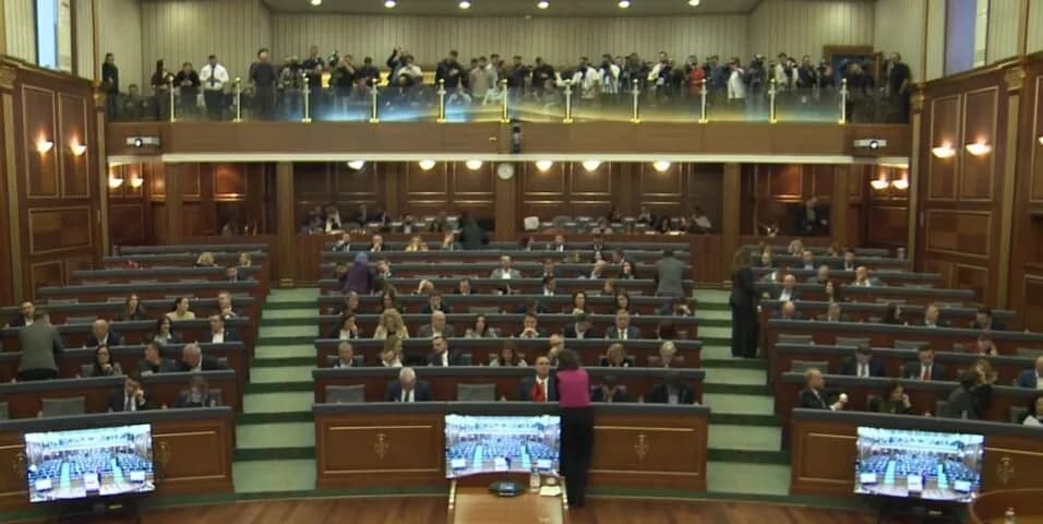 Kurti dhe Limaj mes deputetëve që ende nuk janë në sallë