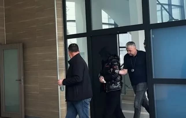 Me kapuç në kokë Fatmir Sheholli futet në Gjykatë, nën dyshimet për spiunazh