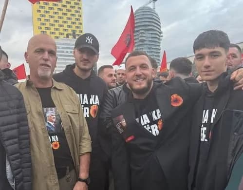 Një sako print me thënien e Kadri Veselit, Mozzik merr vëmendje në protestë