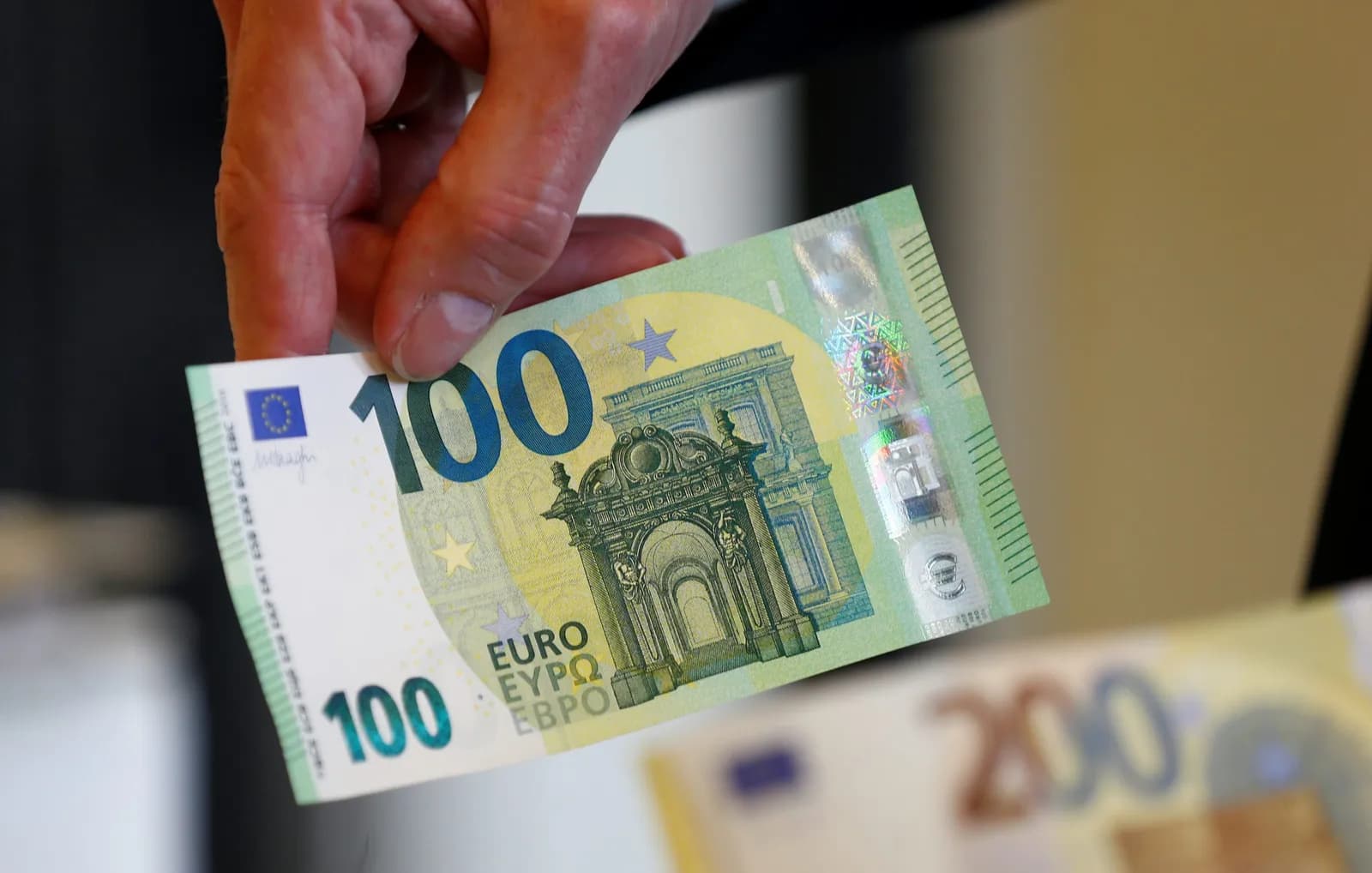 Njoftim për studentët: Kështu mund të aplikoni për shtesat 100 euro